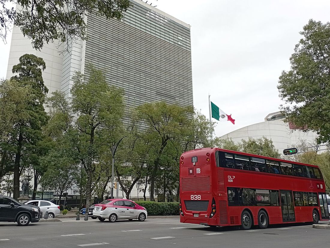 Fotografía de archivo de una unidad de Metrobús sobre Paseo de la Reforma